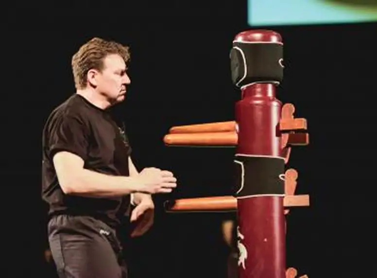 Thierry, en train de s'entraîner au mannequin de bois